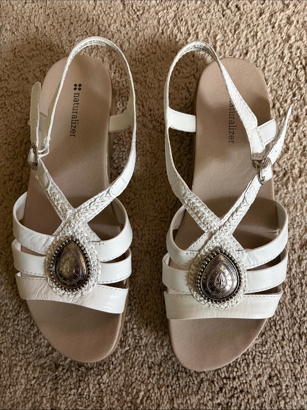 Naturalizer White Slingback Sandals with Teardrop Accent 9.5 M leather upper